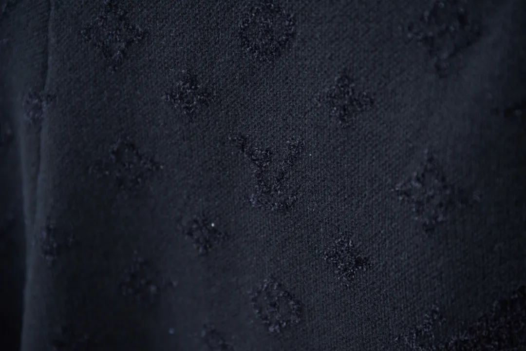🅿️230 LV Louis 25ss new spring and summer style black letter jacquard knitted shorts, light luxury, a must-have item for daily commuting for men and women, correct version, welcome to compare, detailed features · Made of high-viscosity cotton material, high count cotton is added, dry and avoid stuffiness · Made of jacquard machine imported from Germany, woven with Lv Monogram plaid intarsia, and matched with velvet of the same color to present a unique three-dimensional texture · Original main mark, washed tag, brand moisture-proof paper packaging Color: Black Size: S/M/L/XL